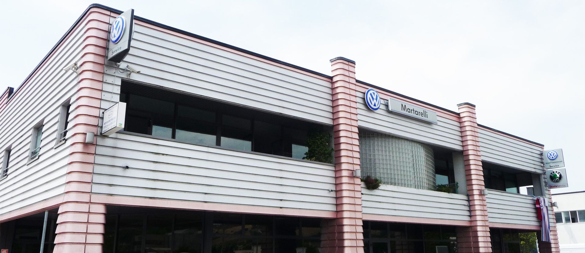 Realizzazione di architettura commerciale: foto carrozzeria e negozio auto a Polverigi