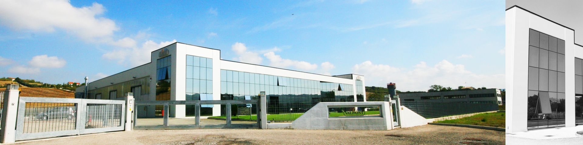 Architettura industriale: foto della facciata vetro dello stabilimento Valpaint a Polverigi(An)