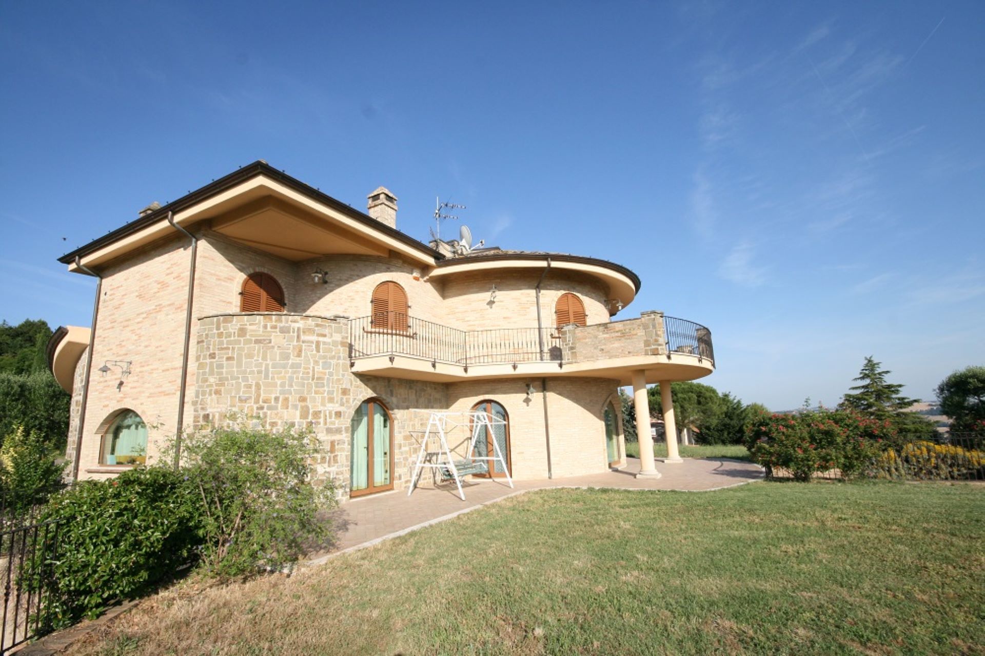 Realizzazione villa mattoni faccia vista pietra in campagna