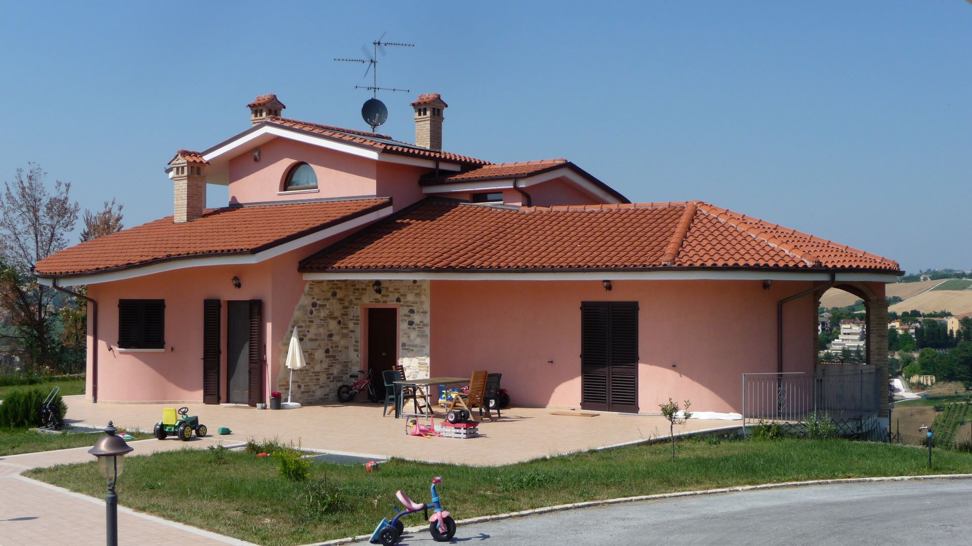 Foto realizzazione villetta intonaco rosa pietra a Polverigi Ancona.