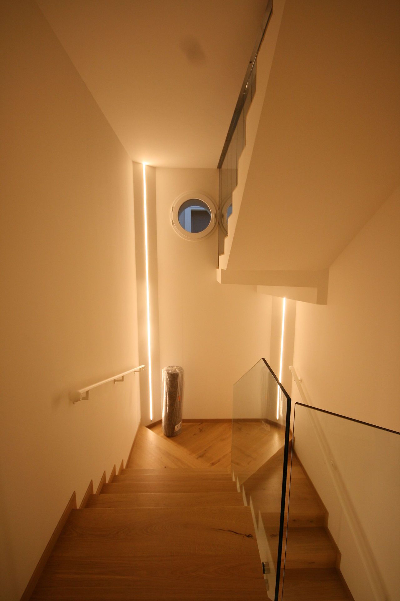 Ristrutturazione residenza signorile in città. Interni in legno con luci a led.Realizzazioni. Jesi. Italia.2020