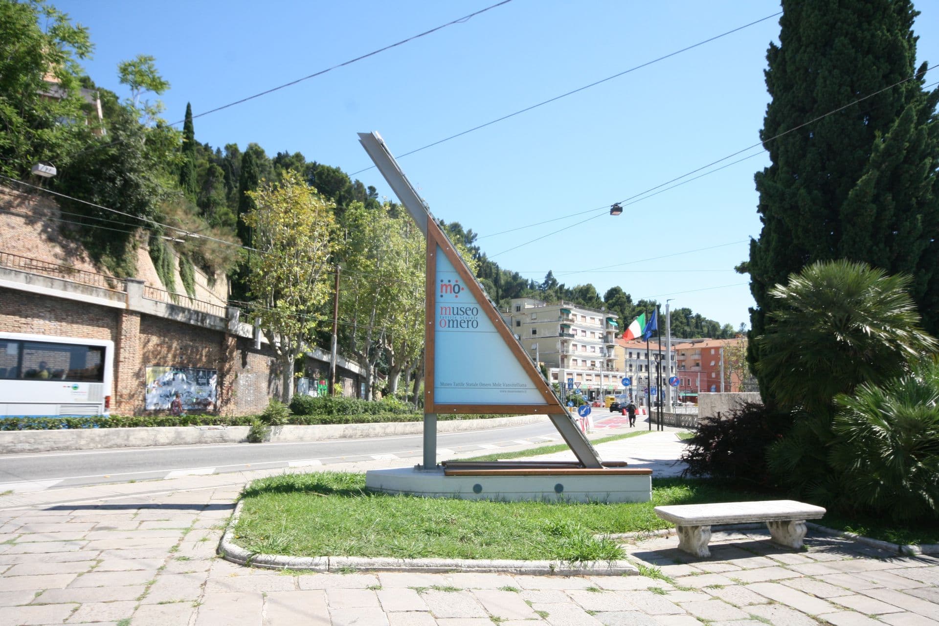 Allestimento urbano: area di sosta a forma di vela con solare fotovoltaico e istallazione multimediale