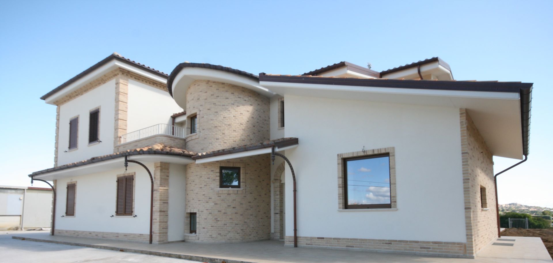 Villa in mattoncini e intonaco bianco: foto