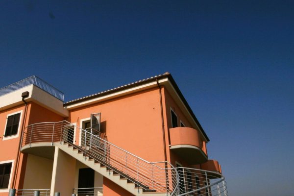 riconversione-scuola-appartamenti-rosa-intonaco